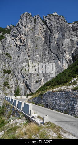 Steilen Bergstraße nach Mount Mangart, Slowenien Stockfoto