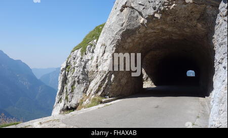 Blick durch einen Tunnel hoch oben auf den Mangart Bergstraße in Slowenien Stockfoto