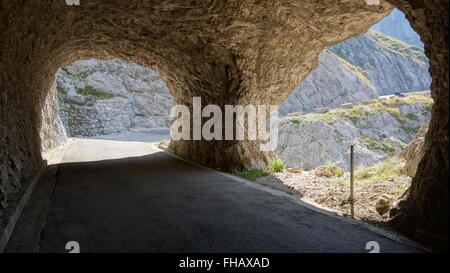 In einem Tunnel hoch oben auf den Mangart Bergstraße in Slowenien Stockfoto