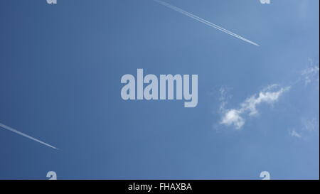 Zwei Flugzeuge fliegen Seite an Seite über die Alpen Stockfoto