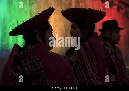 Mitglieder einer Gruppe des traditionellen Tanzes sind vor dem Auftritt in San Blas Platz bereit. Stockfoto