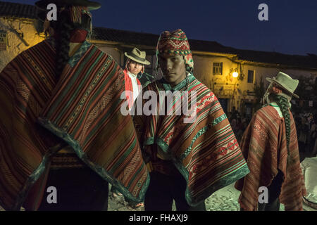 Mitglieder einer Gruppe des traditionellen Tanzes sind vor dem Auftritt in San Blas Platz bereit. Stockfoto