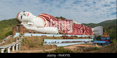 Gewinnen Sie Sein Reclining Buddha-Statue am Mudon in der Nähe von Mawlamyine, Mon State, Birma - Myanmar Stockfoto