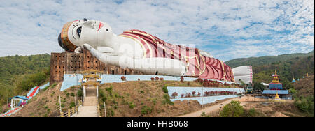 Gewinnen Sie Sein Reclining Buddha-Statue am Mudon in der Nähe von Mawlamyine, Mon State, Birma - Myanmar Stockfoto