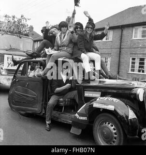 Jugendliche auf alten Auto 1960 an Karneval in Großbritannien Großbritannien Stockfoto