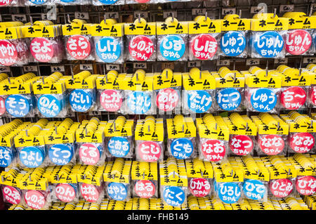 Abzeichen/Pins für Verkauf, Asakusa, Nakamise-Dori, Tokyo, Japan Stockfoto