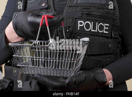 Polizist hält kleine Draht Warenkorb Ladendiebstahl Konzept Stockfoto