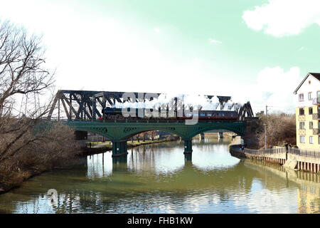 Peterborough, Cambridgeshire, Großbritannien. 24. Februar 2016. Die Flying Scotsman Dampf Zug kreuzen den Fluss Nene in Peterborough als macht es seinen Weg nach London für seinen ersten Passagierservice von London Kings Cross nach York Morgen. Flying Scotsman hat ein £ 4,2 Millionen Refit hatte, da es an der Ostküste Hauptstrecke 2005 zuletzt ausgeführt wurde.  Bildnachweis: Paul Marriott/Alamy Live-Nachrichten Stockfoto