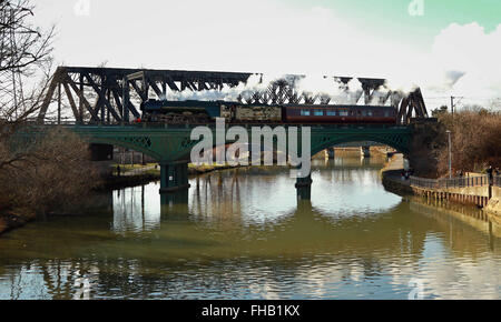 Peterborough, Cambridgeshire, Großbritannien. 24. Februar 2016. Die Flying Scotsman Dampf Zug kreuzen den Fluss Nene in Peterborough als macht es seinen Weg nach London für seinen ersten Passagierservice von London Kings Cross nach York Morgen. Flying Scotsman hat ein £ 4,2 Millionen Refit hatte, da es an der Ostküste Hauptstrecke 2005 zuletzt ausgeführt wurde.  Bildnachweis: Paul Marriott/Alamy Live-Nachrichten Stockfoto