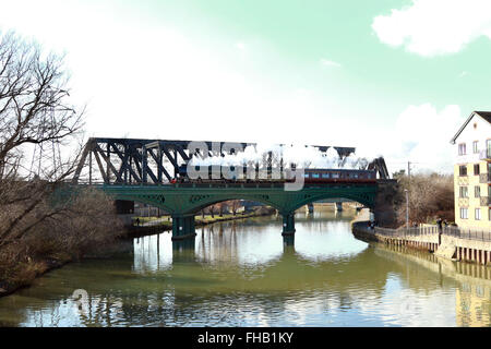 Peterborough, Cambridgeshire, Großbritannien. 24. Februar 2016. Die Flying Scotsman Dampf Zug kreuzen den Fluss Nene in Peterborough als macht es seinen Weg nach London für seinen ersten Passagierservice von London Kings Cross nach York Morgen. Flying Scotsman hat ein £ 4,2 Millionen Refit hatte, da es an der Ostküste Hauptstrecke 2005 zuletzt ausgeführt wurde.  Bildnachweis: Paul Marriott/Alamy Live-Nachrichten Stockfoto