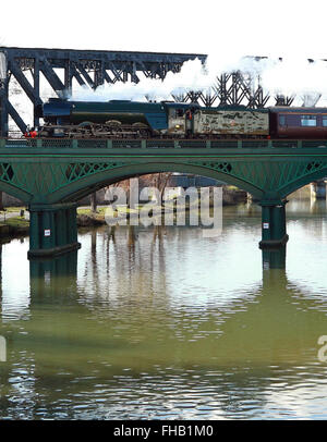 Peterborough, Cambridgeshire, Großbritannien. 24. Februar 2016. Die Flying Scotsman Dampf Zug kreuzen den Fluss Nene in Peterborough als macht es seinen Weg nach London für seinen ersten Passagierservice von London Kings Cross nach York Morgen. Flying Scotsman hat ein £ 4,2 Millionen Refit hatte, da es an der Ostküste Hauptstrecke 2005 zuletzt ausgeführt wurde.  Bildnachweis: Paul Marriott/Alamy Live-Nachrichten Stockfoto
