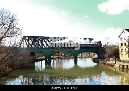 Peterborough, Cambridgeshire, Großbritannien. 24. Februar 2016. Die Flying Scotsman Dampf Zug kreuzen den Fluss Nene in Peterborough als macht es seinen Weg nach London für seinen ersten Passagierservice von London Kings Cross nach York Morgen. Flying Scotsman hat ein £ 4,2 Millionen Refit hatte, da es an der Ostküste Hauptstrecke 2005 zuletzt ausgeführt wurde.  Bildnachweis: Paul Marriott/Alamy Live-Nachrichten Stockfoto