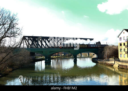 Peterborough, Cambridgeshire, Großbritannien. 24. Februar 2016. Die Flying Scotsman Dampf Zug kreuzen den Fluss Nene in Peterborough als macht es seinen Weg nach London für seinen ersten Passagierservice von London Kings Cross nach York Morgen. Flying Scotsman hat ein £ 4,2 Millionen Refit hatte, da es an der Ostküste Hauptstrecke 2005 zuletzt ausgeführt wurde.  Bildnachweis: Paul Marriott/Alamy Live-Nachrichten Stockfoto