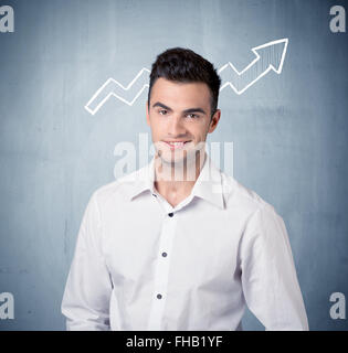 Lächelnde Geschäftsmann mit Grafik Pfeil Stockfoto