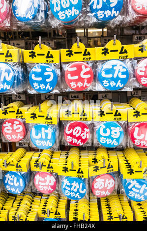 Abzeichen/Pins für Verkauf, Asakusa, Nakamise-Dori, Tokyo, Japan Stockfoto