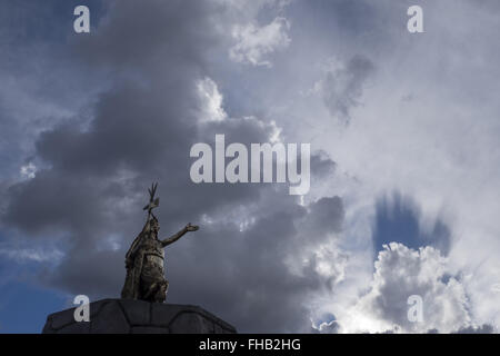 Brunnen mit einer Statue, die Vertretung der Inka Pachacutec in Plaza de Armas, das Herz der Stadt Cuzco. Stockfoto