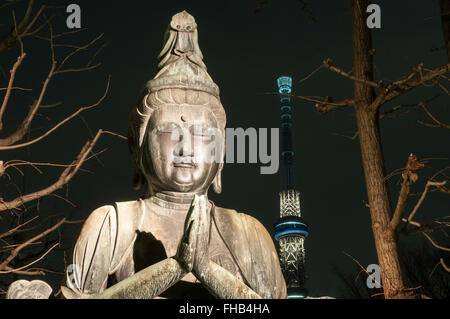 Buddha-Statuen bei Nacht, Senso-Ji, buddhistische Tempel, mit Tokyo Skytree im Hintergrund, Asakusa, Tokio, Japan Stockfoto