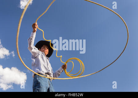 Eine mexikanische Charro oder Cowboy Praktiken Abseilen Fähigkeiten auf seinem Pferd vor einem Charreada Wettkampf auf einer Hacienda-Ranch in Alcocer, Mexiko. Die Charreada ist eine traditionelle mexikanische Rodeo und testet die Fähigkeiten des Cowboys reiten, Abseilen und Vieh zu kontrollieren. Stockfoto