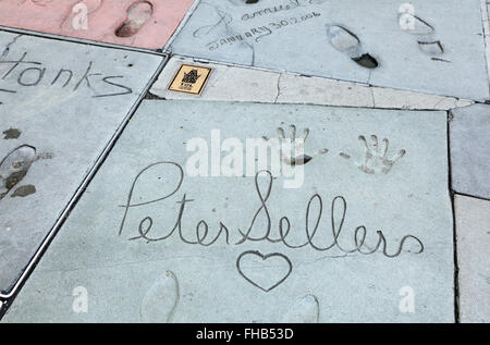 Schauspieler Peter Sellers Signatur und Handabdrücke im Vorhof des TCL Chinese Theatre (ehemals Grauman), Hollywood, Los Angeles Stockfoto