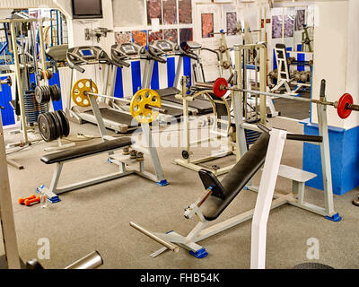 Fitness-Studio-Einrichtung mit Laufband Ausrüstung. Stockfoto