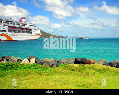 Ocean Village Kreuzfahrtschiff im Hafen von Tortola in den West Indies Stockfoto