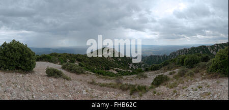 Hohen Winkel Panorama Blick in die Ferne von Serra Llarga von Berg Montserrat in Richtung Serra de Sant Joan über dem Bachbett Stockfoto