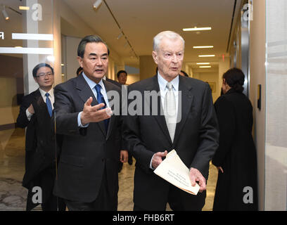 Washington, DC, USA. 23. Februar 2016. Chinesischen Außenminister Wang Yi (Front-L) trifft sich mit ehemaligen US nationaler Sicherheitsberater Zbigniew Brzezinski (Front-R) in Washington, DC, USA, am 23. Februar 2016. Bildnachweis: Bao Dandan/Xinhua/Alamy Live-Nachrichten Stockfoto