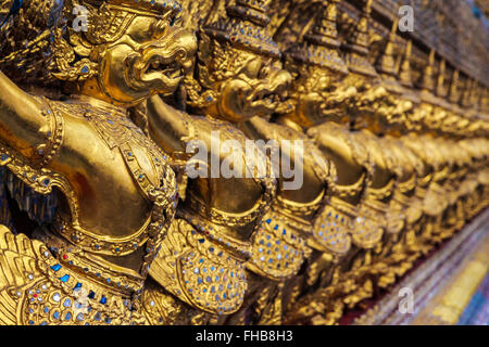 Garuda-Bilder an den Wänden des Wat Pha Kaew (Tempel des Smaragd-Buddha), in dem Grand Palace, Bangkok, Thailand Stockfoto