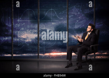 Geschäftsmann Holding Tablet im Arbeitszimmer mit Graph-Diagramme auf Fenster Stockfoto
