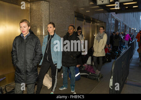 New York, NY USA - 23. Februar 2016: Tänzer Linie oben außen Radio City Music Hall für Rockette Auditions in Rockettes New York Spectacular Stockfoto