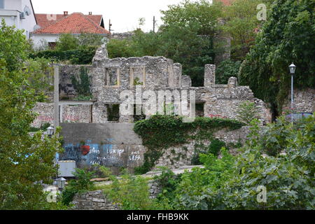 Ein Gebäude zerstört während des Bosnienkrieges in Mostar. Stockfoto