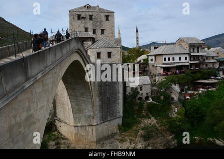 Menschen überqueren die umgebaute 16. Jahrhundert osmanischen Brücke Stari Most oder alte Brücke in Mostar. Stockfoto