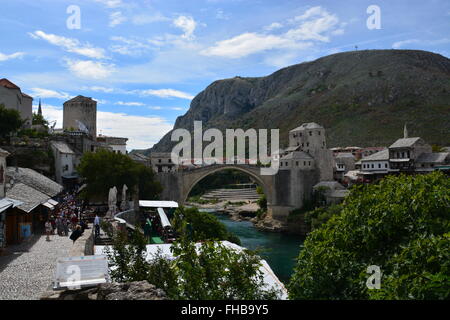 Die touristische Märkte in der Nähe der umgebaute 16. Jahrhundert osmanischen Brücke Stari Most oder alte Brücke in Mostar. Stockfoto