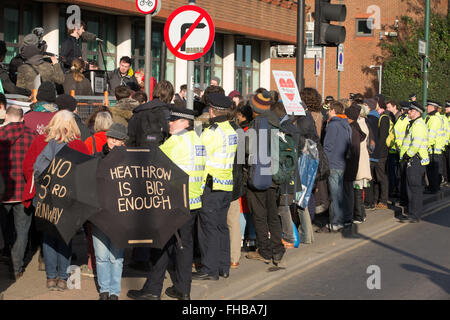 London, UK. 24. Februar 2016. Anhänger der Heathrow 13 außerhalb Willesden Magistrates Court. Bildnachweis: Mark Kerrison/Alamy Live-Nachrichten Stockfoto