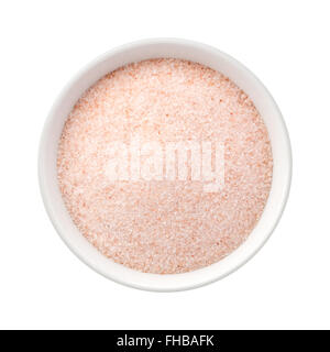 Feines Himalaya rosa Salz in einer Keramikschale. Das Bild zeigt einen Ausschnitt isoliert auf einem weißen Hintergrund. Stockfoto