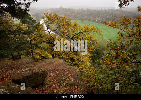 Die Stadt Bridgnorth betrachtet im Herbst von hohen Felsen, Severn Valley, Shropshire, Großbritannien Stockfoto