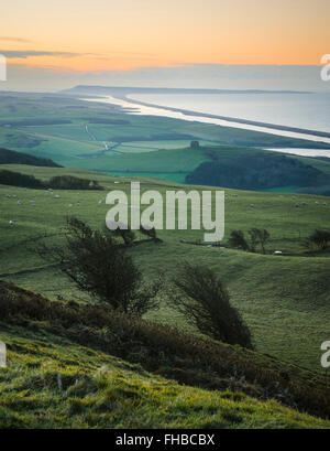 Sonnenaufgang über St. Catherines Kapelle, Chesil Beach und Portland von Abbotsbury Hügel, Dorset, England, Vereinigtes Königreich, Europa Stockfoto