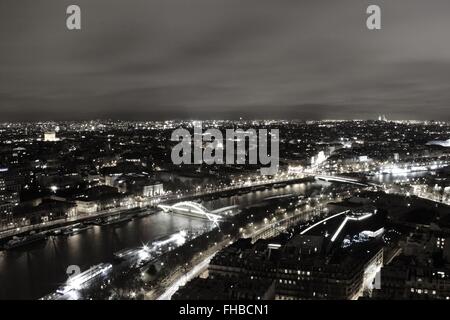 "Königreich des Lichts #1" (monochrom), Paris-Skyline, schöne Wolken, Stadtbild bei Nacht, Paris, Frankreich (Taken vom Eiffelturm) Stockfoto