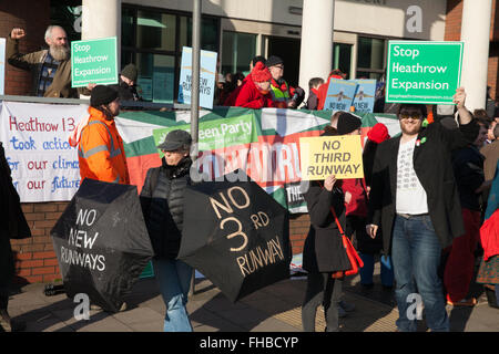 London, UK. 24. Februar 2016. Anhänger der Heathrow 13 außerhalb Willesden Magistrates Court. Bildnachweis: Mark Kerrison/Alamy Live-Nachrichten Stockfoto