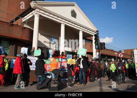 London, UK. 24. Februar 2016. Anhänger der Heathrow 13 außerhalb Willesden Magistrates Court. Bildnachweis: Mark Kerrison/Alamy Live-Nachrichten Stockfoto