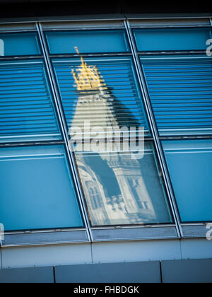 Reflexion der Tower Bridge in einem Fenster des Rathauses am More London, City of London, England, UK, Europa Stockfoto