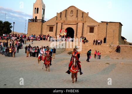 Schlacht - Moros y Cristianos - Fiestas De La Virgen de las Mercedes - San Lucas de Colan Kirche in COLAN. Abteilung von Piura Stockfoto