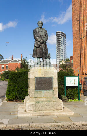 Statue von Captain Robert Falcon Scott BMS C.V.O., Polarforscher. in Portsmouth Historic Dockyard. Stockfoto