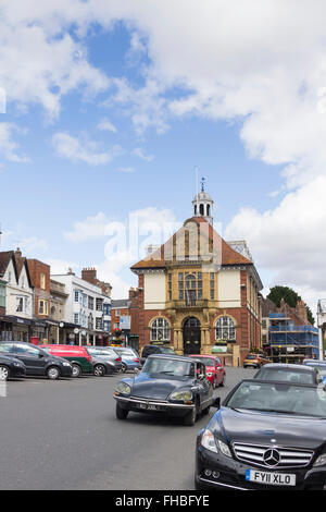 Marlborough High Street, Blick nach Norden Richtung Rathaus 1902, mit einer linken Hand fahren 1972 Citroen DS vorbei. Marlborough H Stockfoto