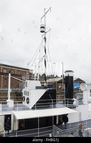 Mast und Brücke von HMS M.33, ein M29 Klasse Monitor Pistole Schwimmplattform, Baujahr 1915, an Portsmouth Historic Dockyard bewahrt Stockfoto