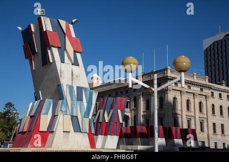 Kunst im öffentlichen Raum-Skulptur von Otto Herbert Hajek vor Parlamentsgebäude im Zentrum von Adelaide Stockfoto