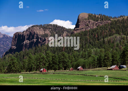 Eine Ranch befindet sich unter vulkanischen Gipfeln in den ROCKY MOUNTAINS - südlichen COLORADO Stockfoto