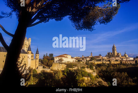 Kathedrale, Alcazar und City-Skyline, Segovia, Kastilien-León, Spanien Stockfoto