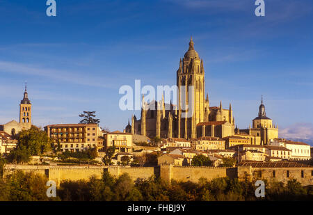 Kathedrale, San Andrés Kirche und Stadt Skyline, Segovia, Kastilien-León, Spanien Stockfoto