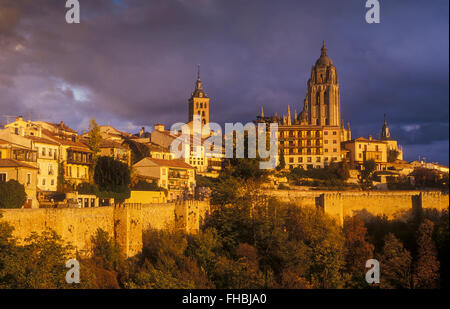 Kathedrale, San Andrés Kirche und Stadt Skyline, Segovia, Kastilien-León, Spanien Stockfoto